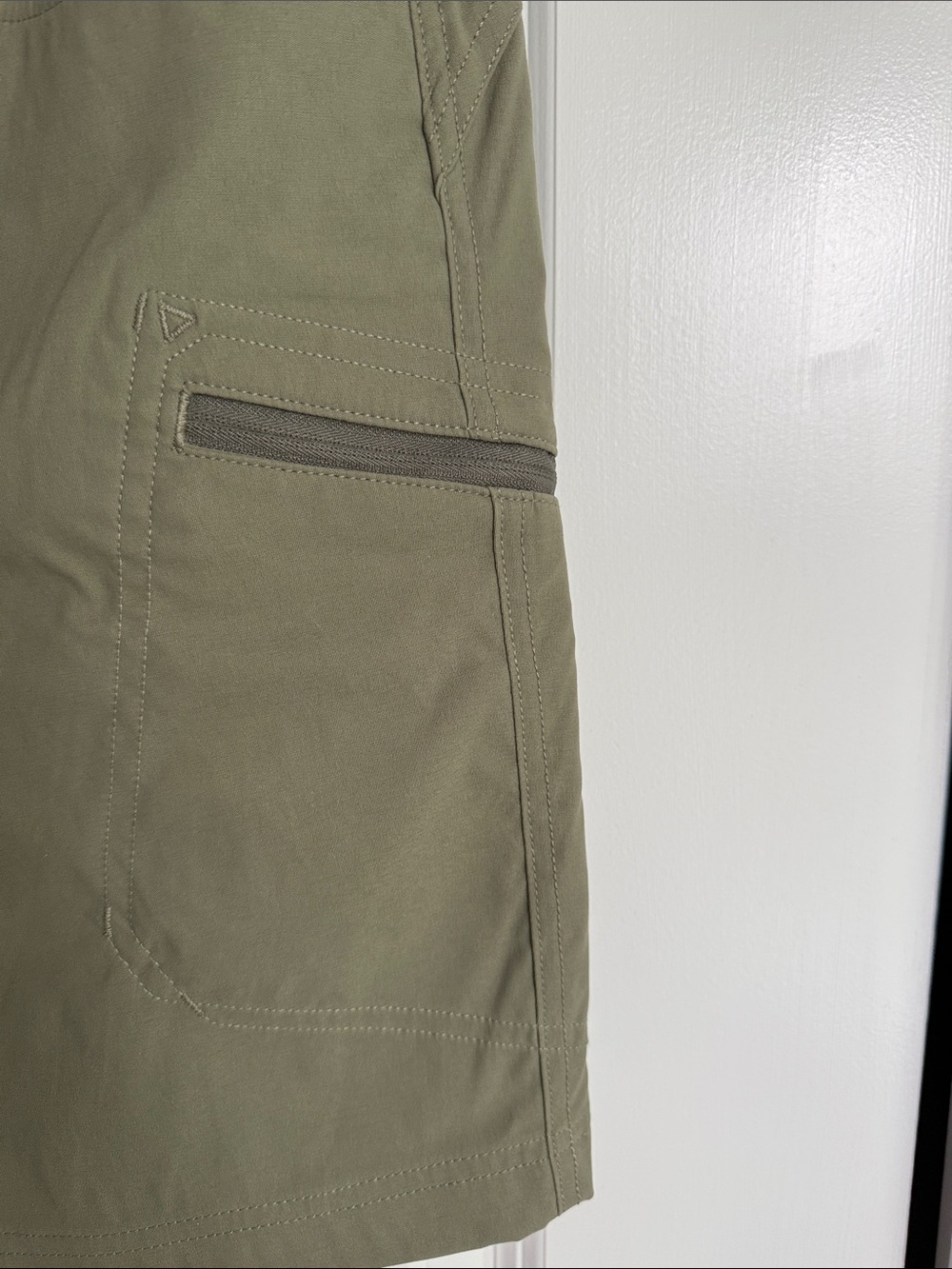 Eddie Bauer  Women’s Rainer Olive Utility Outdoor Shorts - Picture 3 of 6